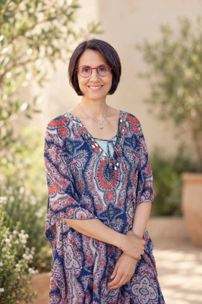 Portrait d’Emmanuelle Gernot, naturopathe et nutrithérapeute, dans un cadre naturel.