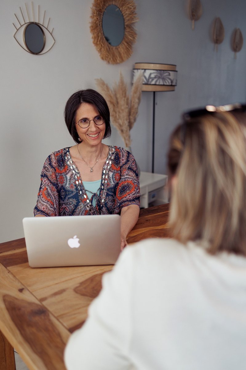 Emmanuelle Gernot en situation de consultation